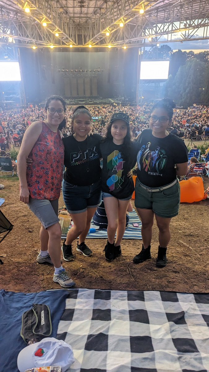 VaniaPTX's tweet photo. fam ❤️ #PTXTheWorldTour https://t.co/fHGPfG256E