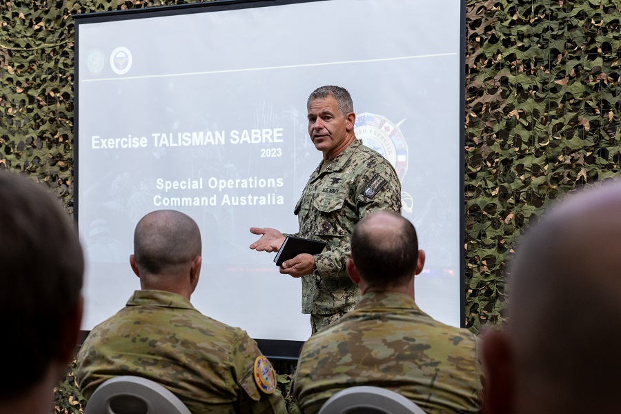 ADF_SOCOMD's tweet photo. Special Operations Commander for Australia, Major General Paul Kenny, welcomed Commander #SOCPAC, Rear Admiral Jeromy Williams, to Australia for Exercise @TalismanSabre 2023 and talks about future Indo-Pacific training opportunities. #OurPartners @INDOPACOM https://t.co/Oebjm0LwuF
