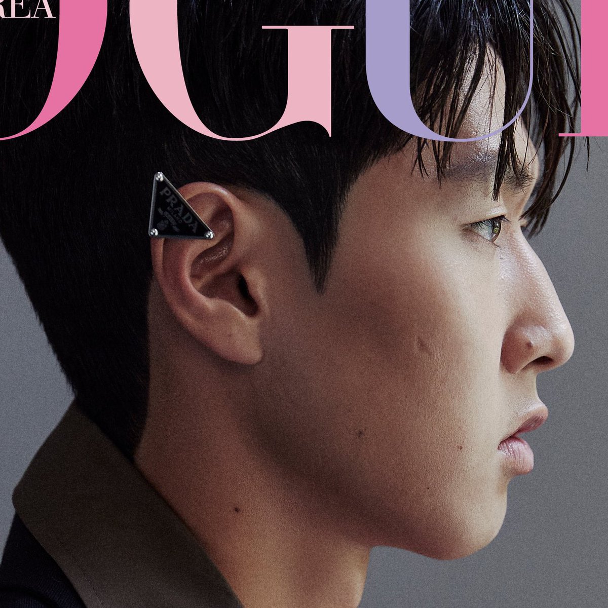 진짜 맞는 거 같애 흉터는 가리거나 지우는 게 대부분이고 강인이 눈밑점을 큰 비중으로 담아낼 거라고 단순히 생각했다면 프라다 이어커프랑 흉터 모양 겹치는 걸 이렇게 측면 컷으로 살린 거 같음...