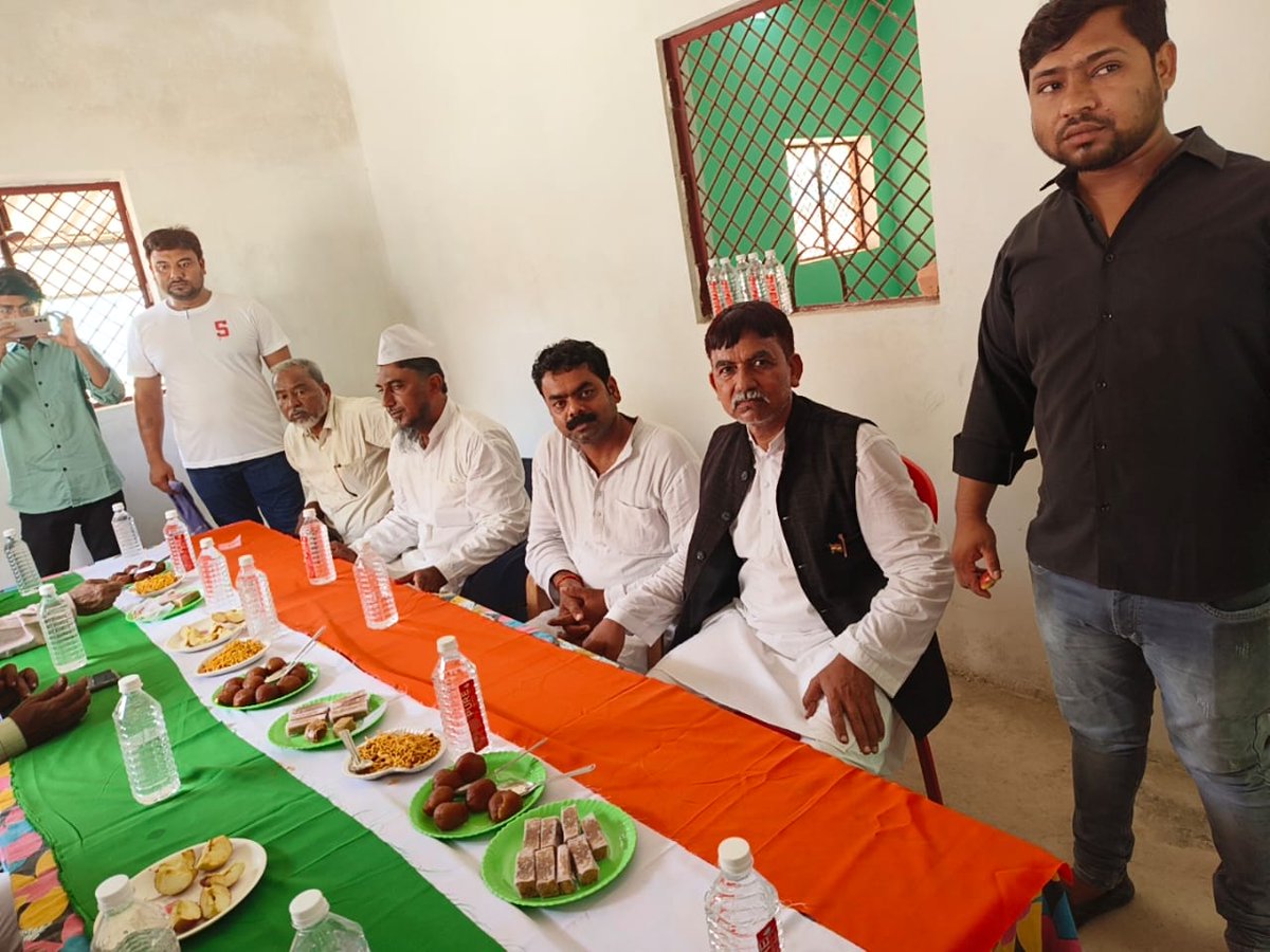 इन नेताओ को देखो अपनी औकात ही भूल गए जिस देश में रहते हैं उसी तिरंगे का अपमान अब आप ही बता दो इनके साथ क्या करना चाहिए कहीं मिलेगा सर तुम्हारा कही तुम्हे चील-कौवे खाएंगे ,
भारत के गली गली में हम वंदे मातरम गाएँगे,
नग्न तलवार एवं शास्त्रों से हम तुमको सबक सिखाएंगे।