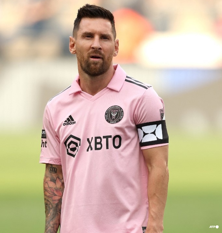 Este tipo es tan superior a todos los futbolistas del mundo que ahora sus detractores (increíblemente siguen existiendo) se están intentando engañar diciendo que le regalan goles, partidos y torneos, JA. Solo con él ha pasado algo igual. El precio de ser el más grande. EL PRECIO