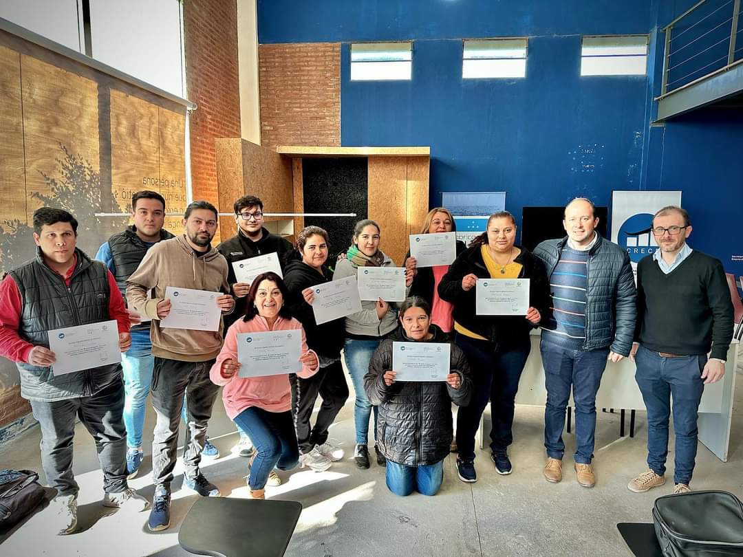 AreaEmprender's tweet photo. Créditos CRECE 📈
Esta mañana, en el Club de Emprendedores, Nicolas Cuesta y Javier Strada encabezaron la entrega de 10 créditos de $100.000 cada uno. 🤝
CRECE es un programa municipal que ya ha aportado más de $5.000.000 a diferentes proyectos y emprendimientos. https://t.co/CpyB3Wup6S