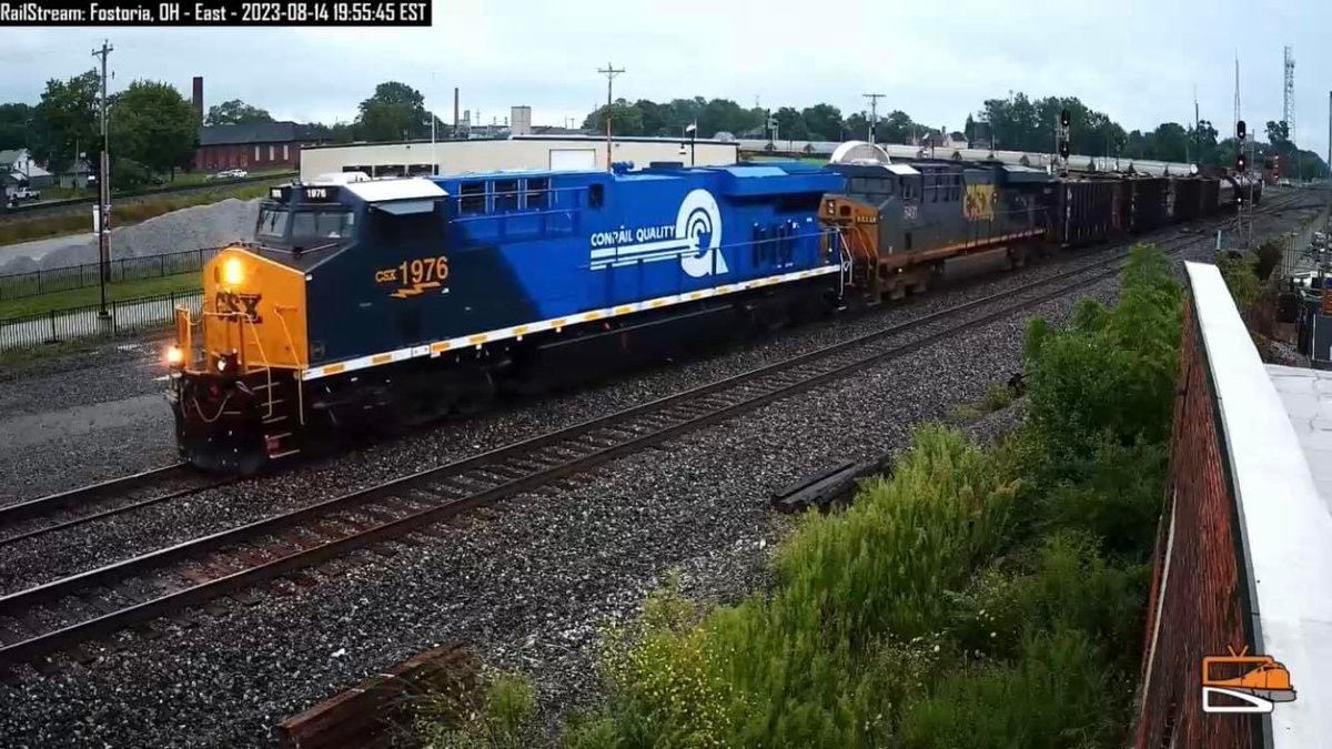railstream's tweet image. Love it or hate it? @CSX Conrail #heritage unit going by Fostoria #railcam. #RailFans