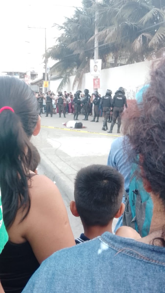 MinMedio's tweet photo. #Guayaquil
Al sur de la ciudad:
En los exteriores del colegio José Maria Egas, un estudiante fue víctima de sicariato https://t.co/B2WO70sEwU