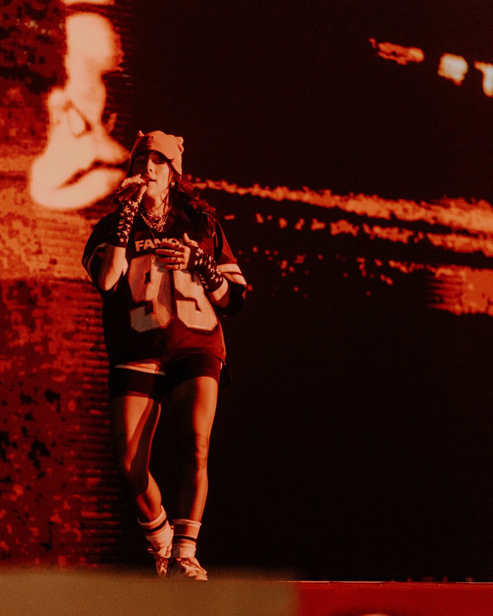 noriglcs's tweet photo. Billie Eilish eating up Sziget MainStage 🤝📸 https://t.co/NaAm29U1dI