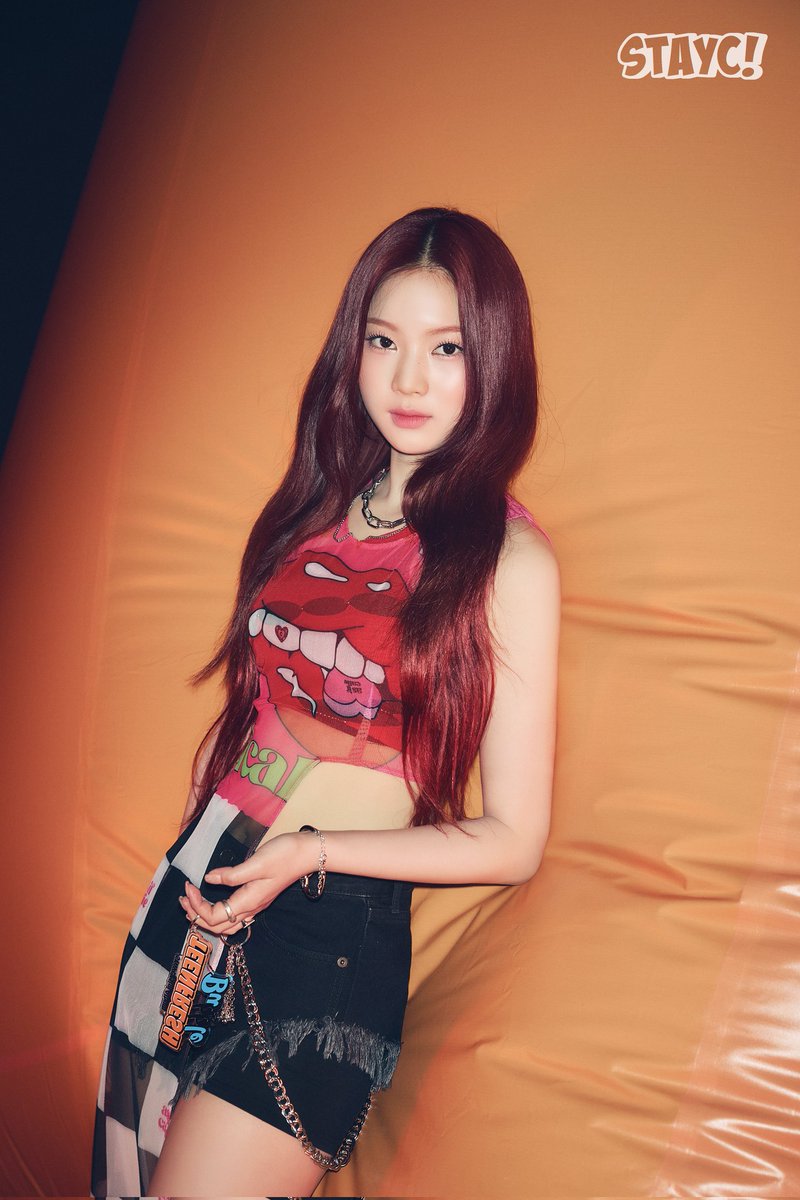 Seperti soda jeruk yang menggelitik rasa, pesona unik Isa bercahaya dalam setiap sorotannya, mengajak setiap jiwa merasakan keindahan yang menyegarkan. 🧡🫧