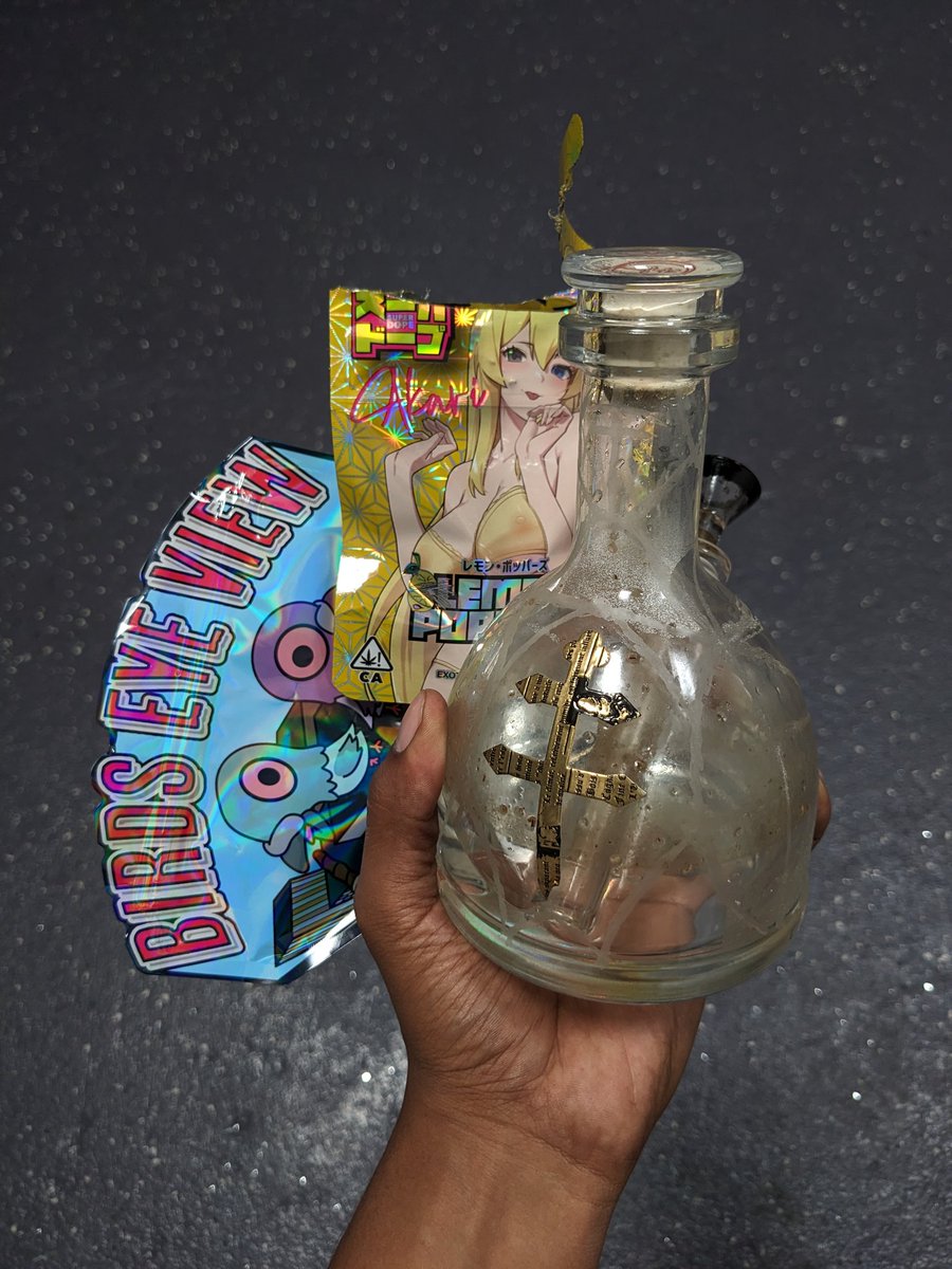 thehighsense's tweet photo. Can't miss this Tuesday toke 💥💨 

What's up peeps, it's been a busy past couple of days but fuck it gotta hit one today fo sho 🔥

Got myself a combo hit 🎯 some of the Lemon Popperz @_.superdope._ &amp; BirdsEye View from @1flavorzrus out of this custom dusse bong

Cheers 🥂 https://t.co/PpmlDDKpo0