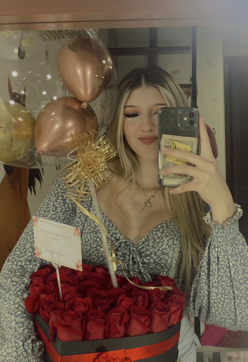 prettyrrrose's tweet photo. Me regaló flores estando de viaje en otro país jijijiji https://t.co/x1QYW0IuRa