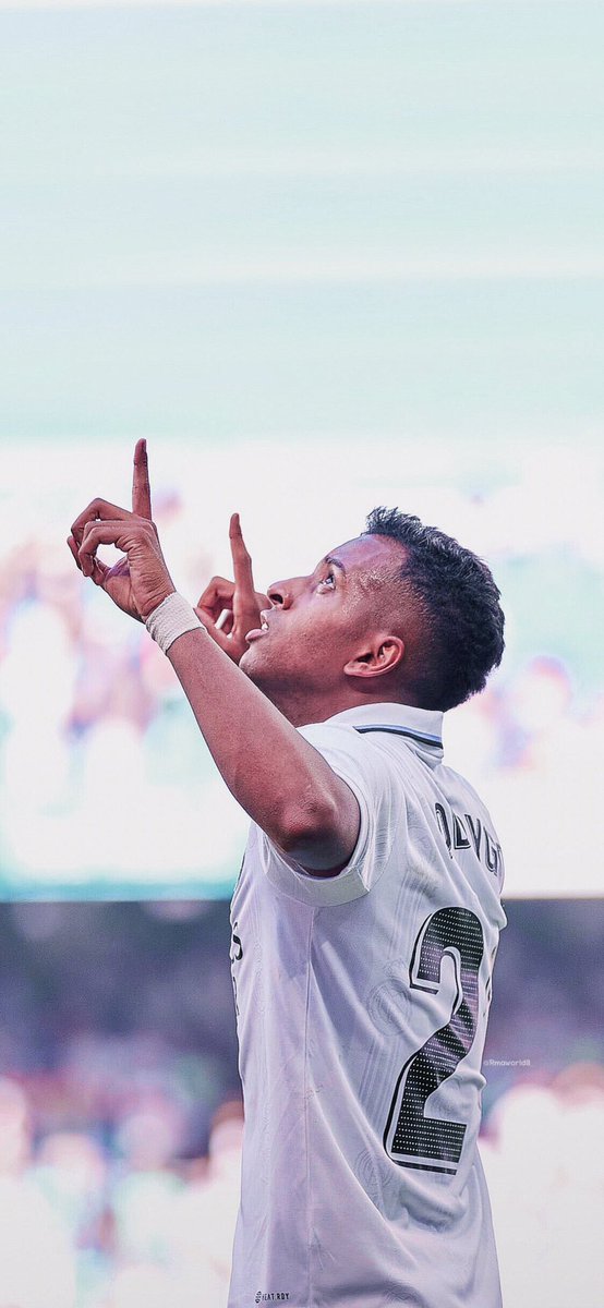Rodrygo: "Prácticamente todo se hizo con el Barcelona, ​​solo faltaba fichar. Le pregunté a mi papá: '¿No hay nada del Real Madrid?' No había nada. Pedí esperar al fin de semana porque teníamos partido. Dije 'lo voy a romper y me verá el Real Madrid'.

Mi padre se enojó conmigo.