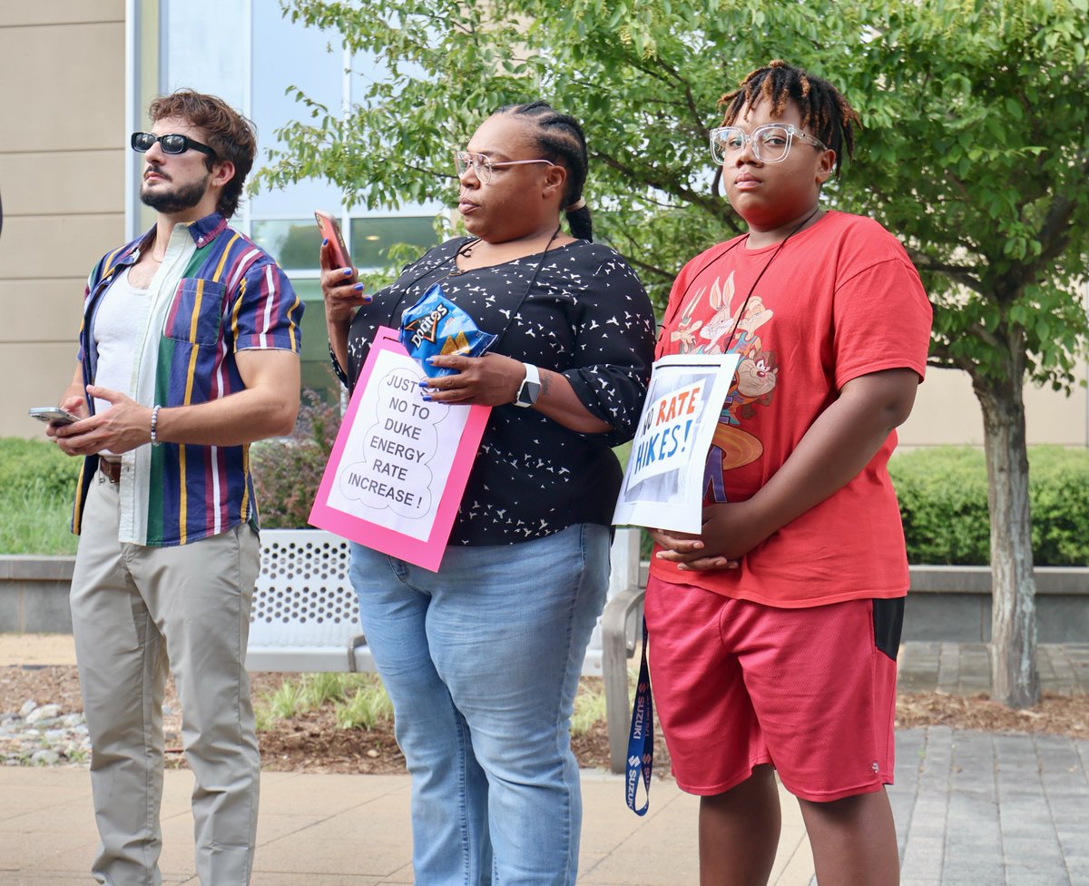 SunriseDurham's tweet image. Yesterday we protested Duke Energy Carolinas request for a 17.9% hike on residential customers 🌱☀️📢

#NoRateHike #NCUtilitiesCommission #ClimateAction