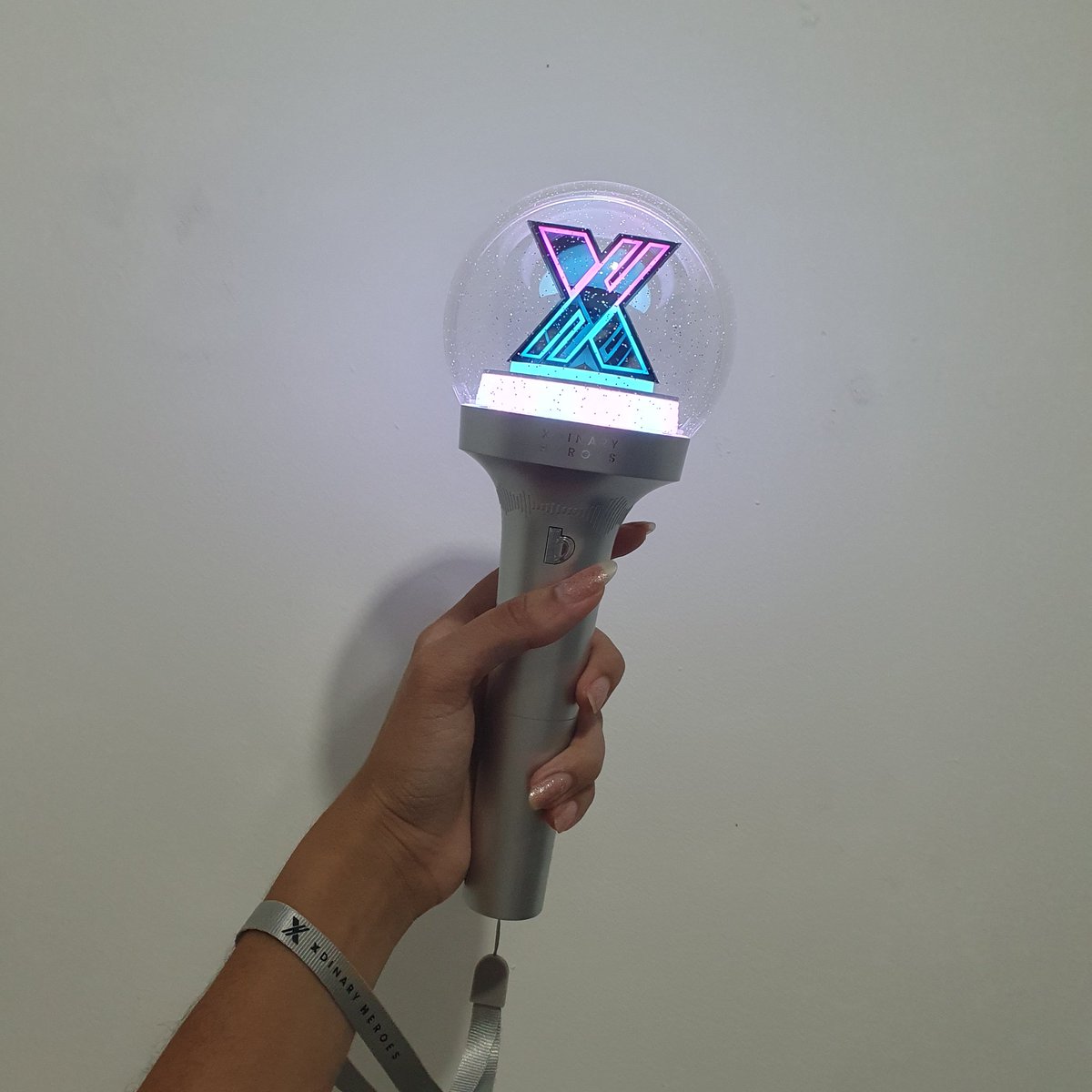 ughobabe's tweet photo. A PRIMEIRA LIGHTSTICK DO MUNDO E ELA É MINHAAA https://t.co/YhW0GaBMZj