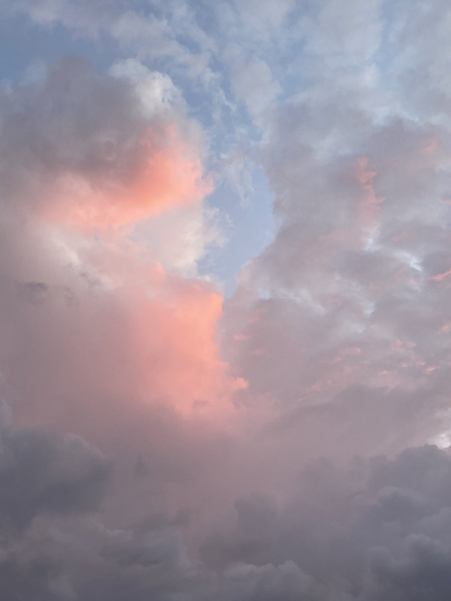 glardious's tweet photo. Wanna share this beautiful pink cloud ☁️🍧 https://t.co/02pCrZgz1Z