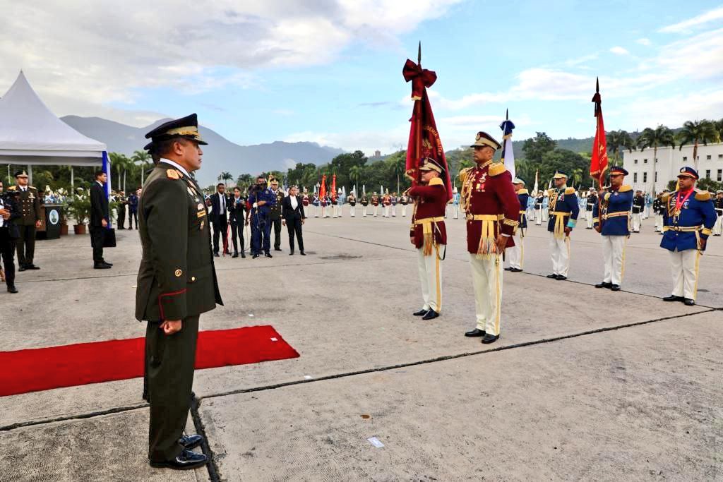 Umbv_Fanb's tweet photo. El GJ @vladimirpadrino MPPD acompañado del Estado Mayor Superior de la FANB presidió la entrega y recepción de la Rectoría de la @Umbv_Fanb y las direcciones de las Academias Militares @Amgnb_FanbV
@AMOTHCH @ATMARB_UMBV @AMB_ATMB @UMBV_AMMED.
#InnovarParaCrecer
#15ago https://t.co/JU7iRusQ46