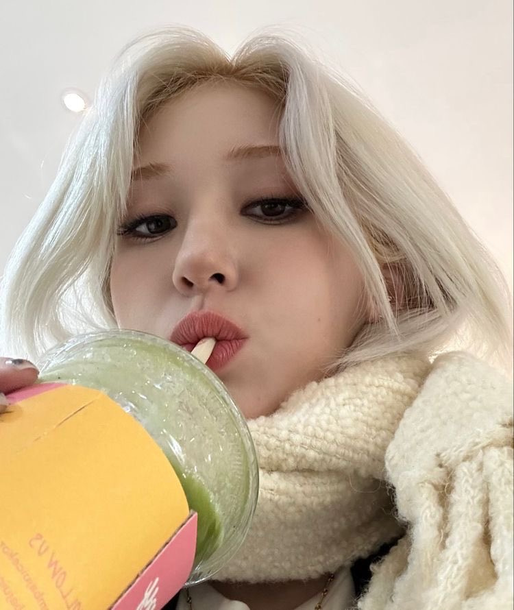 edenb3rry's tweet photo. ☆ somi — the banana diet

somi had a diet that consisted of having three bananas a diet, one for breakfast, one for lunch and one for dinner, which gave her a daily intake under 300 calories https://t.co/72eQfG68Lj