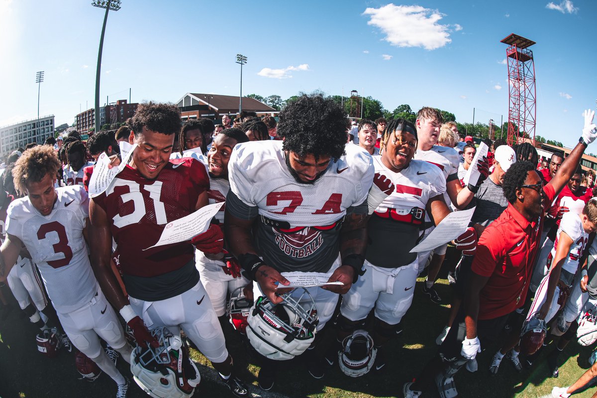 AlabamaFTBL's tweet photo. 🎵Fight on, fight on, fight on men!🎵 https://t.co/eLvbSv4W4Y