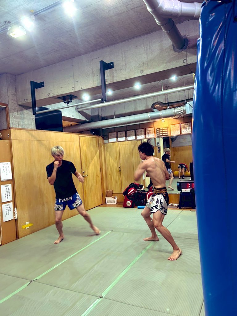 shintoukai's tweet photo. 昨日は仕事が忙しくてなかなか練習に来れないSが来てくれて嬉しかったなぁ😊
太田黎の双子の弟なので二人はそっくりです。
私達は子供の頃から見ているので完全に見分けられますが道場長は自信ないらしい🤭
#太田黎
#Krushex
#双子
#真闘会 #椎名町 #キッズ空手 #目白 #キックボクシング #池袋 https://t.co/kmiesxFdX7