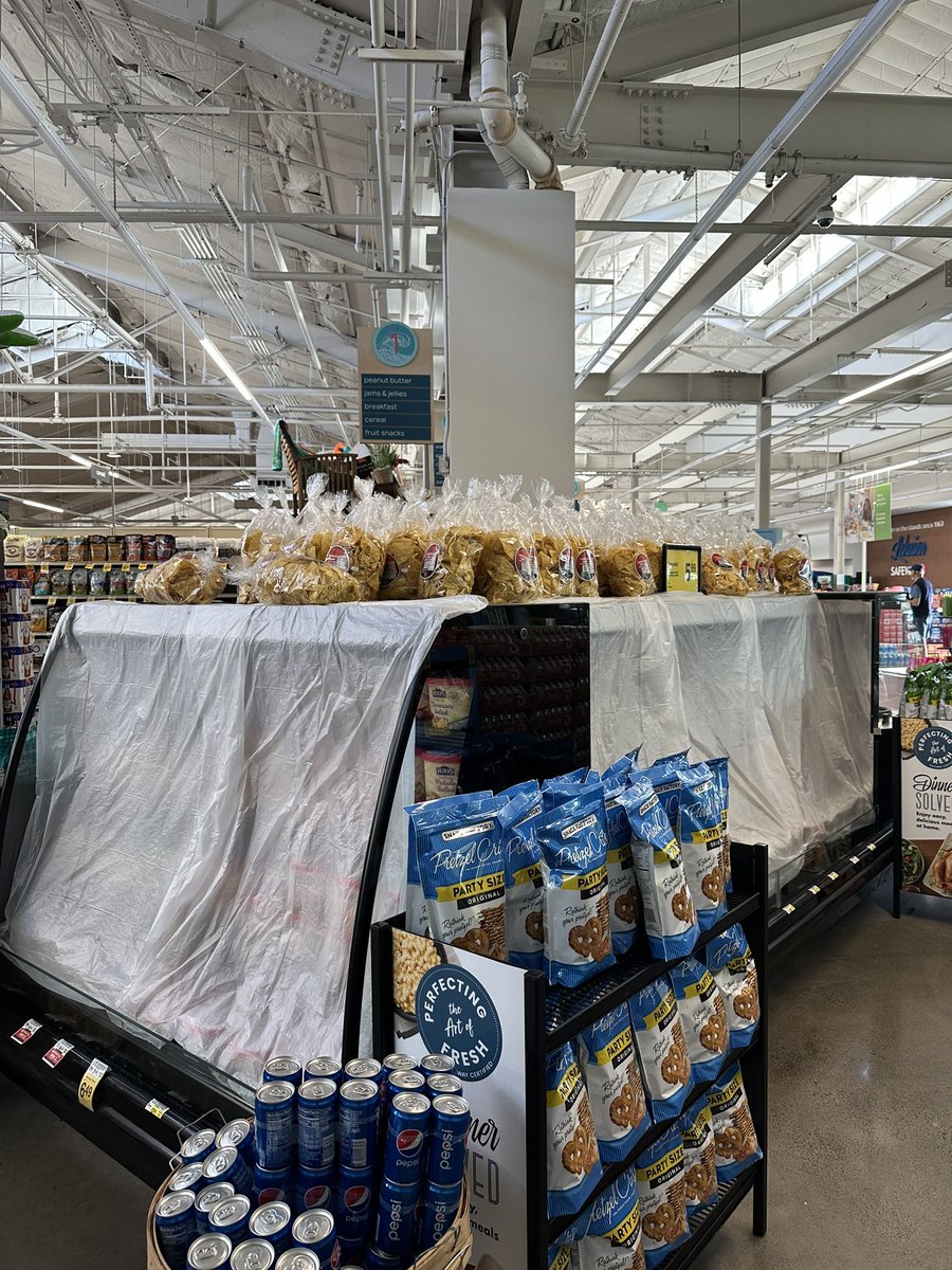 KPapedis's tweet photo. @RonMann19 @CallMeK1123 @Breaking911 Safeway? This was Safeway at 7:45am the morning of the fires. The electric was out by 5:30am. Anything perishable was gone shortly thereafter. https://t.co/idBFemheZs