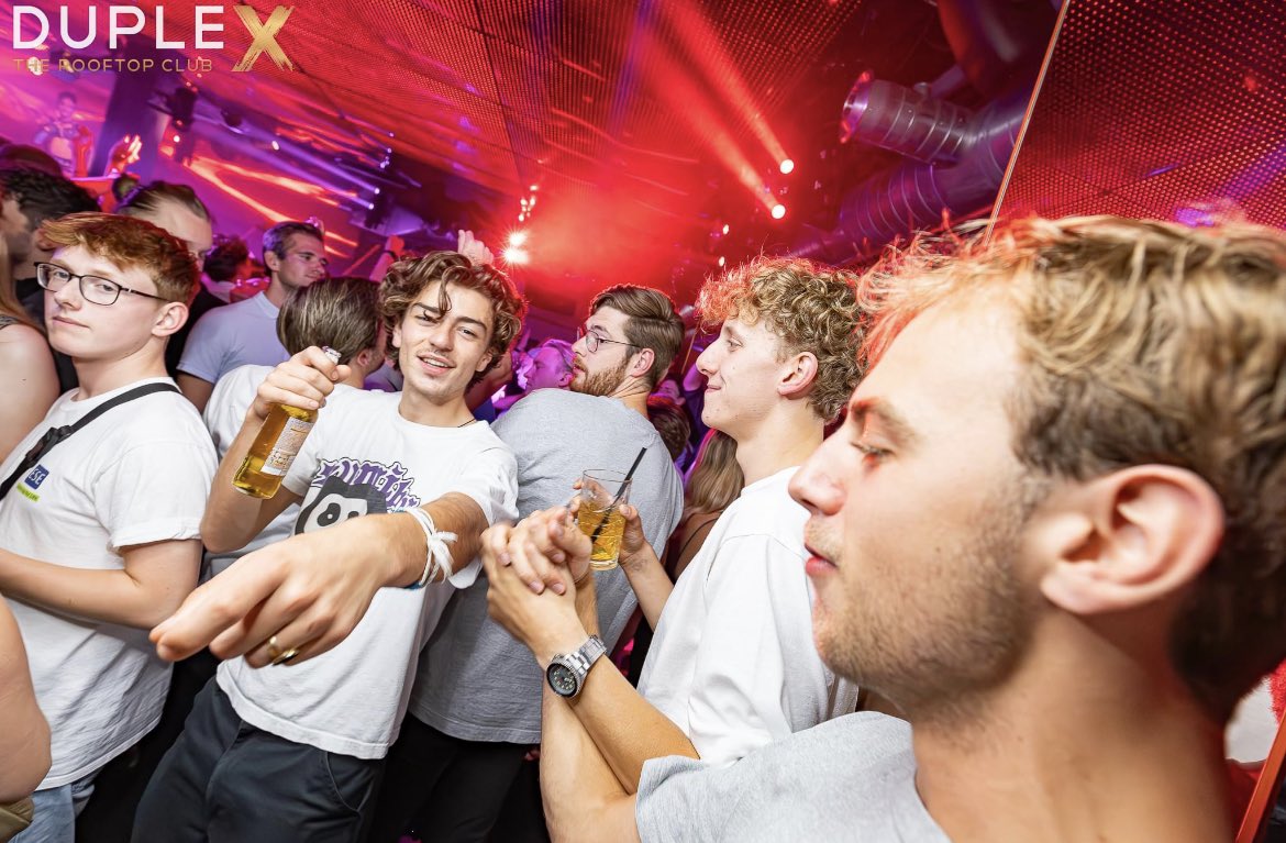 maartenvanhuis's tweet photo. Club life suits me well #helemaalnaardekanker https://t.co/p4MlzXfQcb