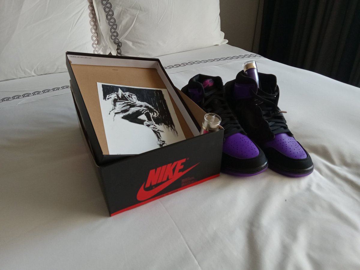 FG_Artist's tweet image. tysm to the amazing @wyntonred for the incredible drawing man, you're insane🙏🙏 and thanks to @SonyAnimation for the other gifts, including the Earth 42 Prowlers shoes!!!🤯🤯 

#AcrossTheSpiderVerse