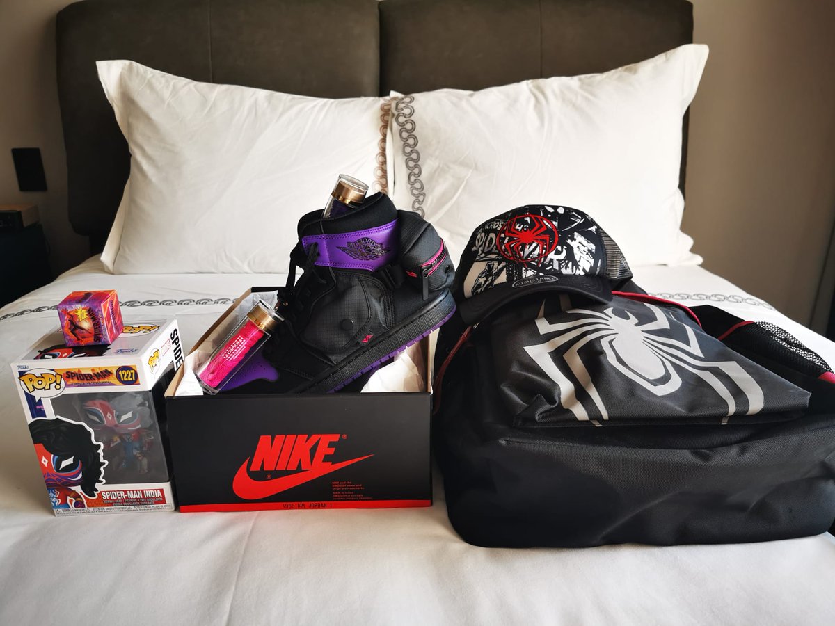 FG_Artist's tweet image. tysm to the amazing @wyntonred for the incredible drawing man, you're insane🙏🙏 and thanks to @SonyAnimation for the other gifts, including the Earth 42 Prowlers shoes!!!🤯🤯 

#AcrossTheSpiderVerse