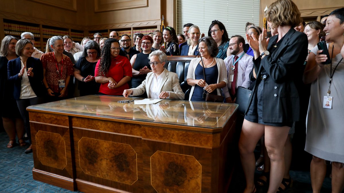 ORPolitics's tweet image. Oregon Gov. Tina Kotek celebrates law protecting gender-affirming care, abortion bit.ly/3qweTQS