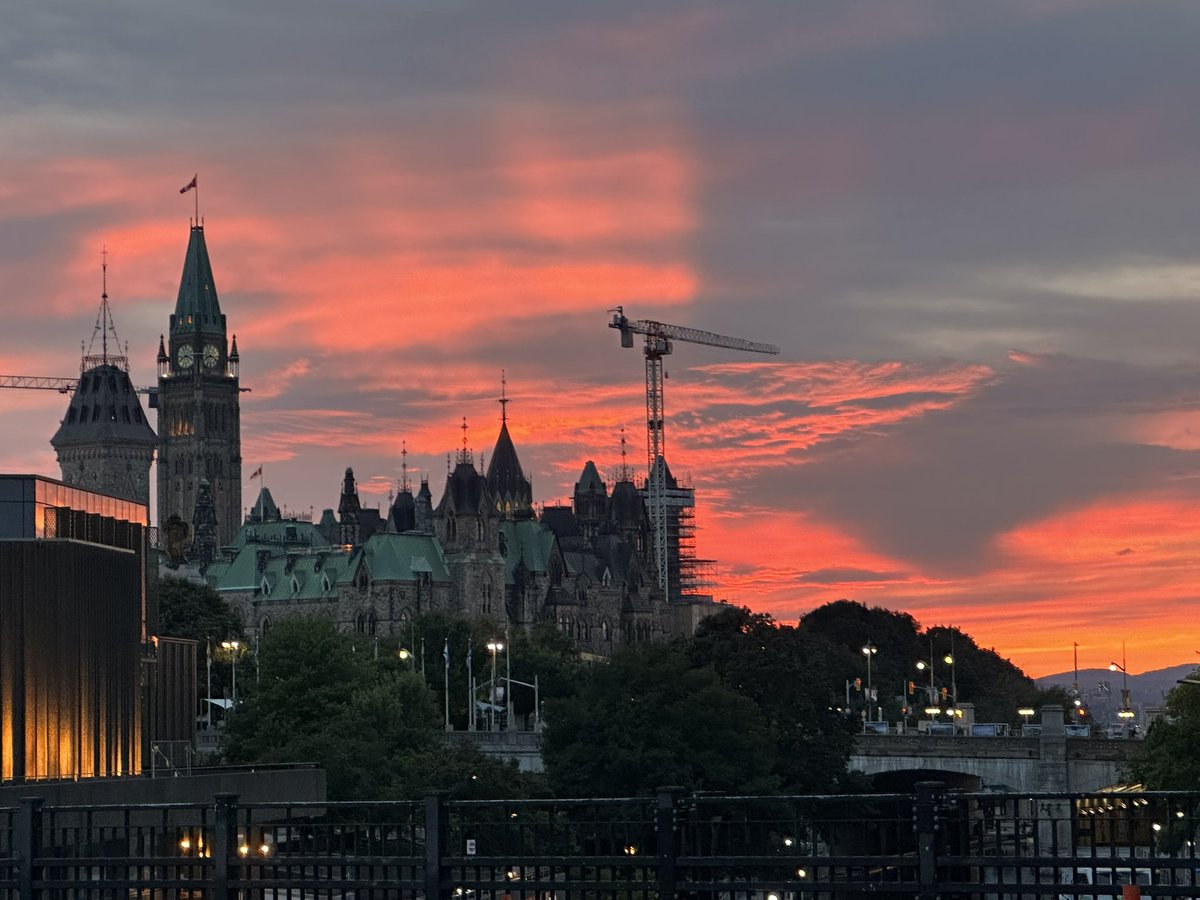 PatonRichard's tweet photo. @ottawacity a great sunset this evening https://t.co/YlNLYQ1IM7