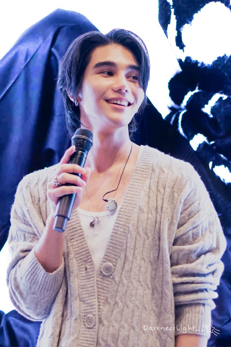 DarknessLight__'s tweet photo. ปีกว่าแล้ว ก็ยังมีความสุขกับการเจอเจฟทุกครั้ง ขอบคุณเจฟเสมอ สำหรับพลังใจดีๆ เสียงเพลงเพราะๆ นะ
#todayatapple
#applecentralworld
#herestothedreamers
#JeffSatur || @jeffsatur https://t.co/x4OWYn6TTI