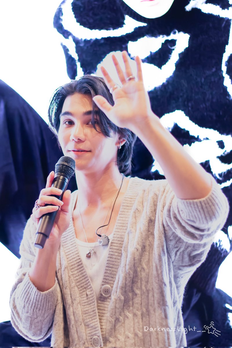 DarknessLight__'s tweet photo. ปีกว่าแล้ว ก็ยังมีความสุขกับการเจอเจฟทุกครั้ง ขอบคุณเจฟเสมอ สำหรับพลังใจดีๆ เสียงเพลงเพราะๆ นะ
#todayatapple
#applecentralworld
#herestothedreamers
#JeffSatur || @jeffsatur https://t.co/x4OWYn6TTI