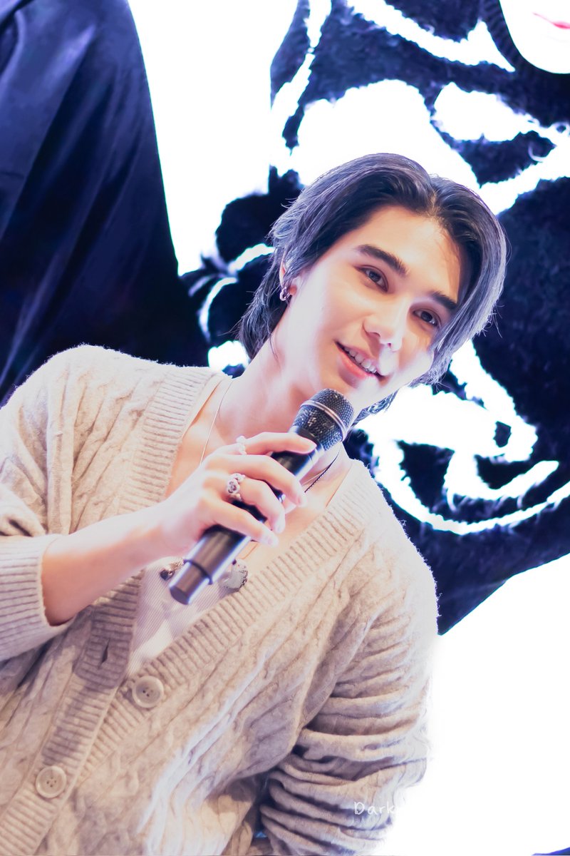DarknessLight__'s tweet photo. ปีกว่าแล้ว ก็ยังมีความสุขกับการเจอเจฟทุกครั้ง ขอบคุณเจฟเสมอ สำหรับพลังใจดีๆ เสียงเพลงเพราะๆ นะ
#todayatapple
#applecentralworld
#herestothedreamers
#JeffSatur || @jeffsatur https://t.co/x4OWYn6TTI
