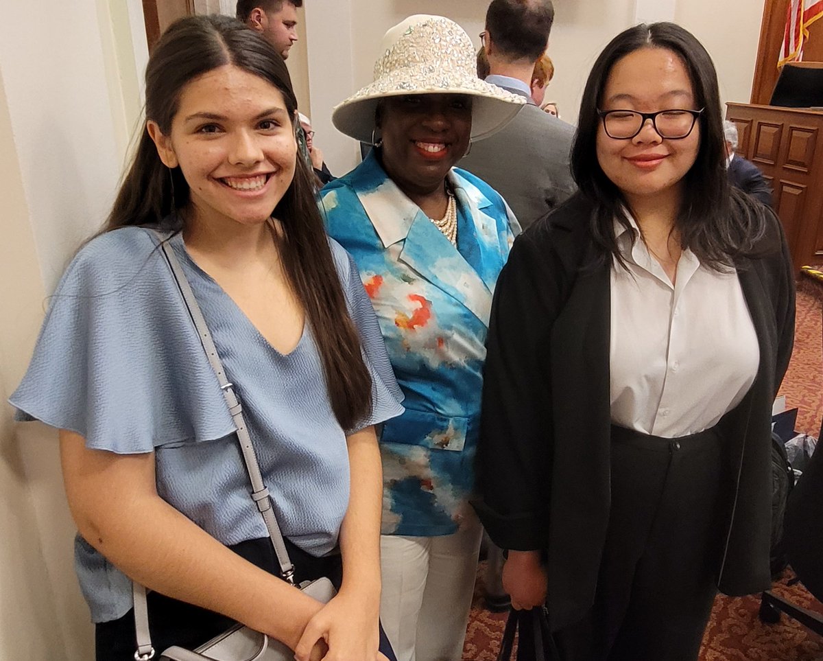 Erinfor12's tweet photo. Thanks to all of my peers who graciously took a picture with Erin and Grace, participants in the .@NashvilleBar's HS summer internship program. https://t.co/zWtdwD5OK8