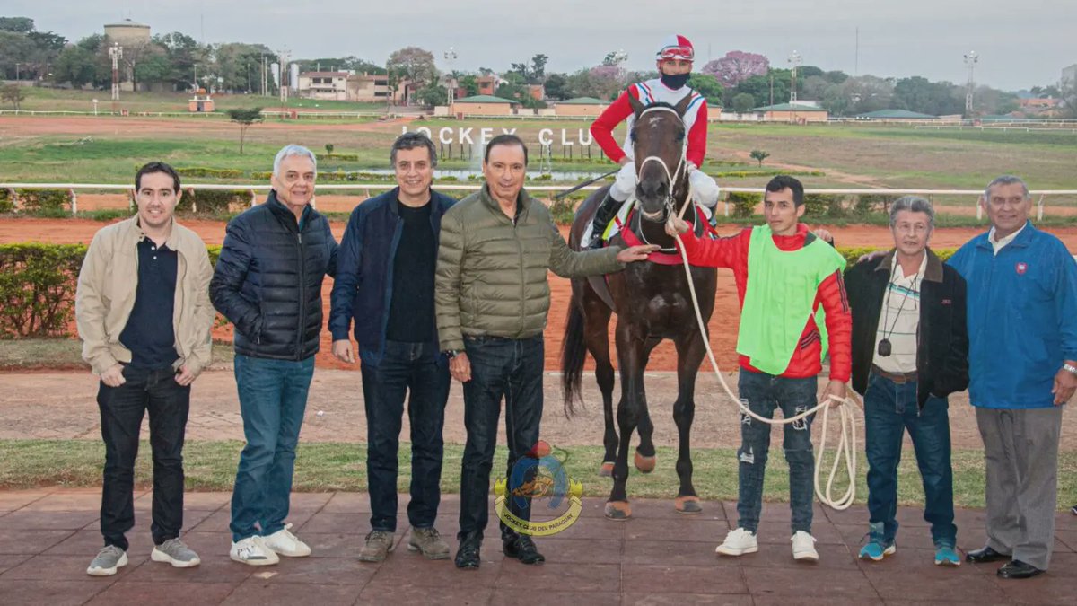 jockeyclubdelpy's tweet photo. ✅ En el #HipódromoDeAsunción se disputó el Gran Clásico Fundación de Asunción sobre la distancia de 2.000 mts, dónde se impuso #DomPablo, con la conducción de #JuanFigueredo, fue entrenado por #JulioOrtellado, defendió los colores del #StudJC.
💢 Tiempo: 2'16"21/100. https://t.co/XpnQXbdxrF