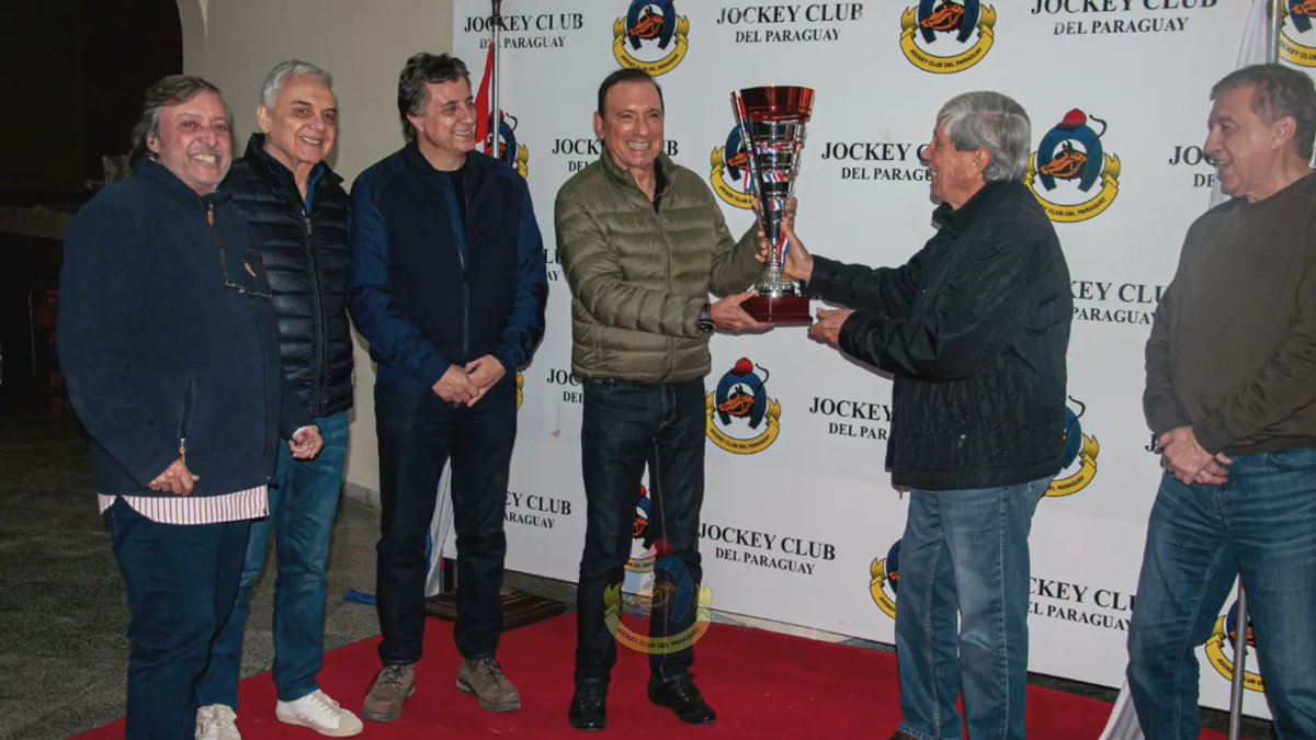 jockeyclubdelpy's tweet photo. ✅ En el #HipódromoDeAsunción se disputó el Gran Clásico Fundación de Asunción sobre la distancia de 2.000 mts, dónde se impuso #DomPablo, con la conducción de #JuanFigueredo, fue entrenado por #JulioOrtellado, defendió los colores del #StudJC.
💢 Tiempo: 2'16"21/100. https://t.co/XpnQXbdxrF