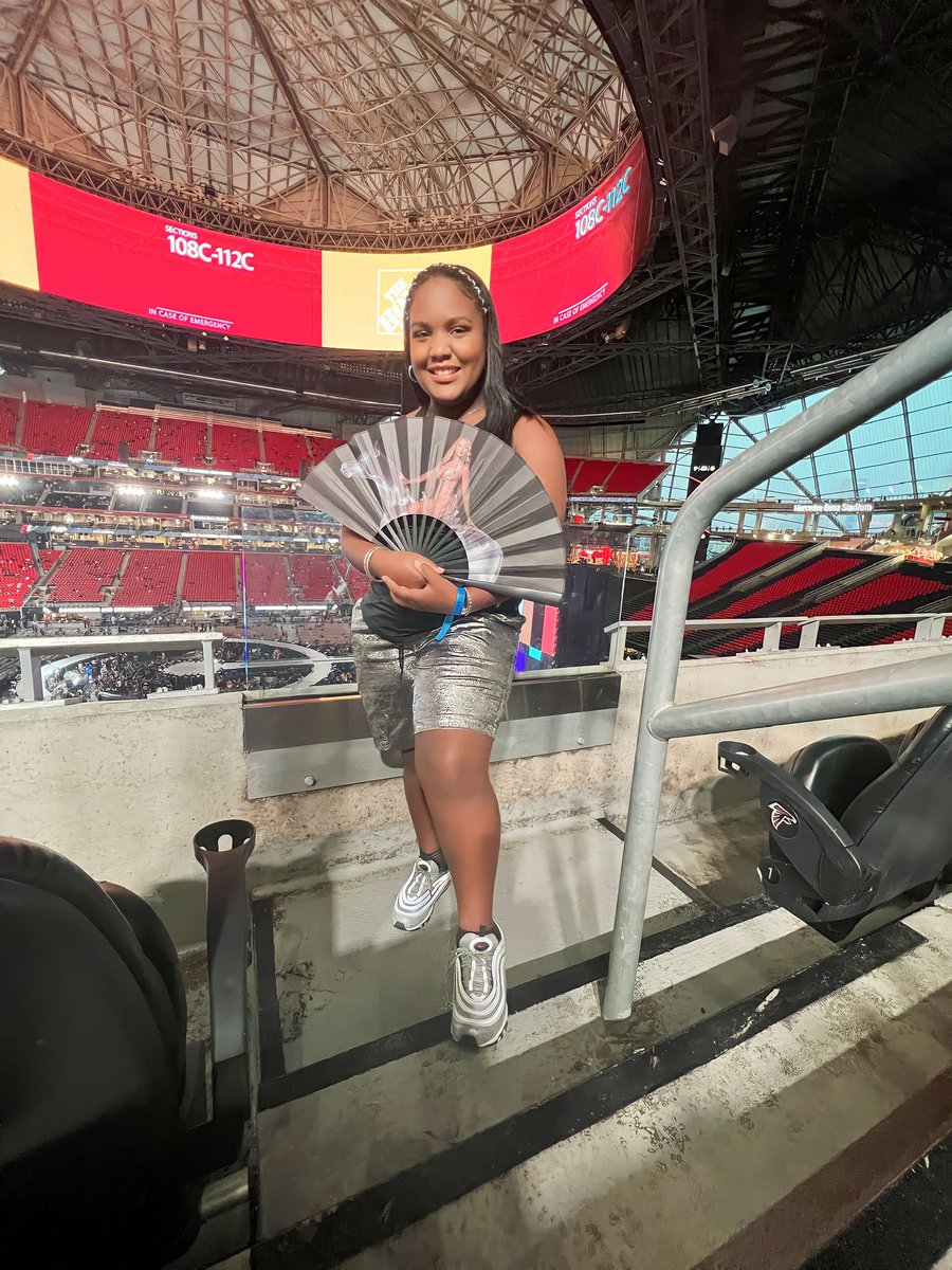 Realnolyeindian's tweet photo. “Ma will you take me to see Beyoncé?”
Yep. ✔️ 

It’s her first concert. She’s having a BALL. Mission accomplished. 
&amp; tell your Daddy THANK YOU ♥️
#BeyonceAtlanta 🍑 💫 https://t.co/kB1QFWT2aL