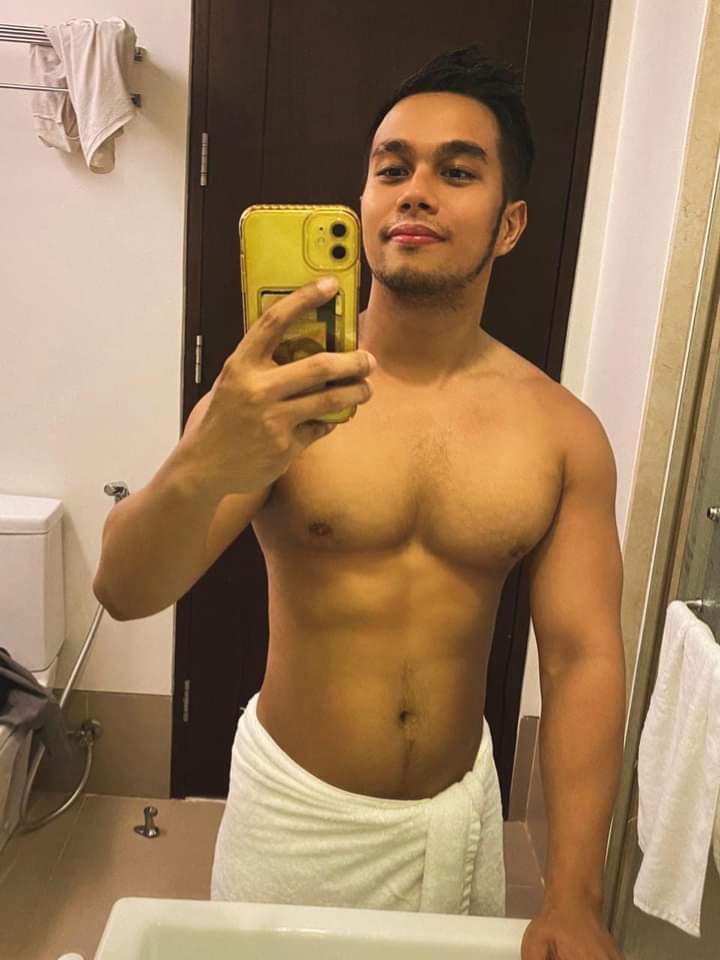 Mandatory mirrorfie..!!! 😊😊😊 #selfie #mirrorfie #holidayinnexpress #boynegro #fit #fam #sexy #eyebags

Normalize praying
In the morning,

Before you
Touch 
Your phone!!! 😇😇😇