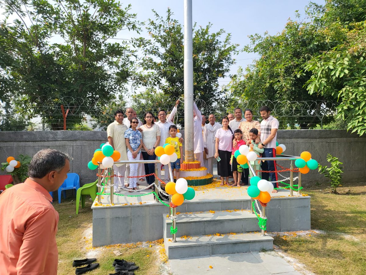 RWA117Noida's tweet photo. @RWA117Noida celebrated #IndependenceDay2023 with citizens of the sector and distributed sweets and snacks.
@dr_maheshsharma @PankajSinghBJP 
@fonrwa https://t.co/TAZA25pJw7