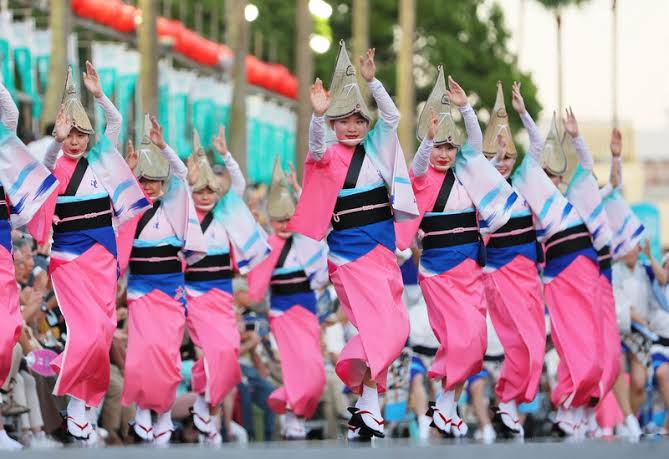 kanedaauto7919's tweet photo. こないだNHKで、60年前の阿波踊りという映像が流れてて、みんなバラバラに踊ってるのはなんでだろうと思ってたんだけど、そしたら80代の徳島県民のインタビューが流れてきて、「いや、昔はみんな好き勝手踊ってた、それが阿波踊りだった」って言ってて、あれは衝撃だったな。 https://t.co/HV2aZwTOd3