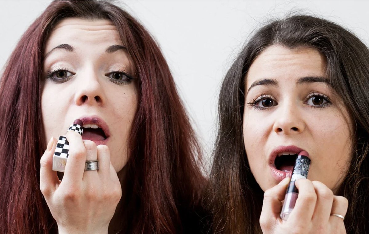 Can you get herpes from sharing makeup, chapstick or lipstick? Learn about the herpes virus that causes cold sores and how it spreads from board-certified dermatologist, Dr. Cynthia Bailey.

drbaileyskincare.com/blogs/blog/can…
