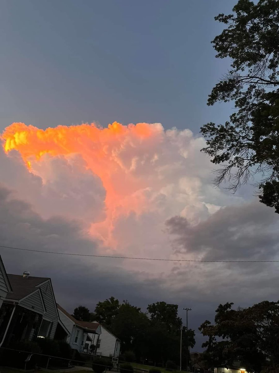 Katie_Inman's tweet photo. GBO!! Check out this Power T in the clouds one of our viewers Cassidy Rainey sent in! https://t.co/WP2rGe0DhC