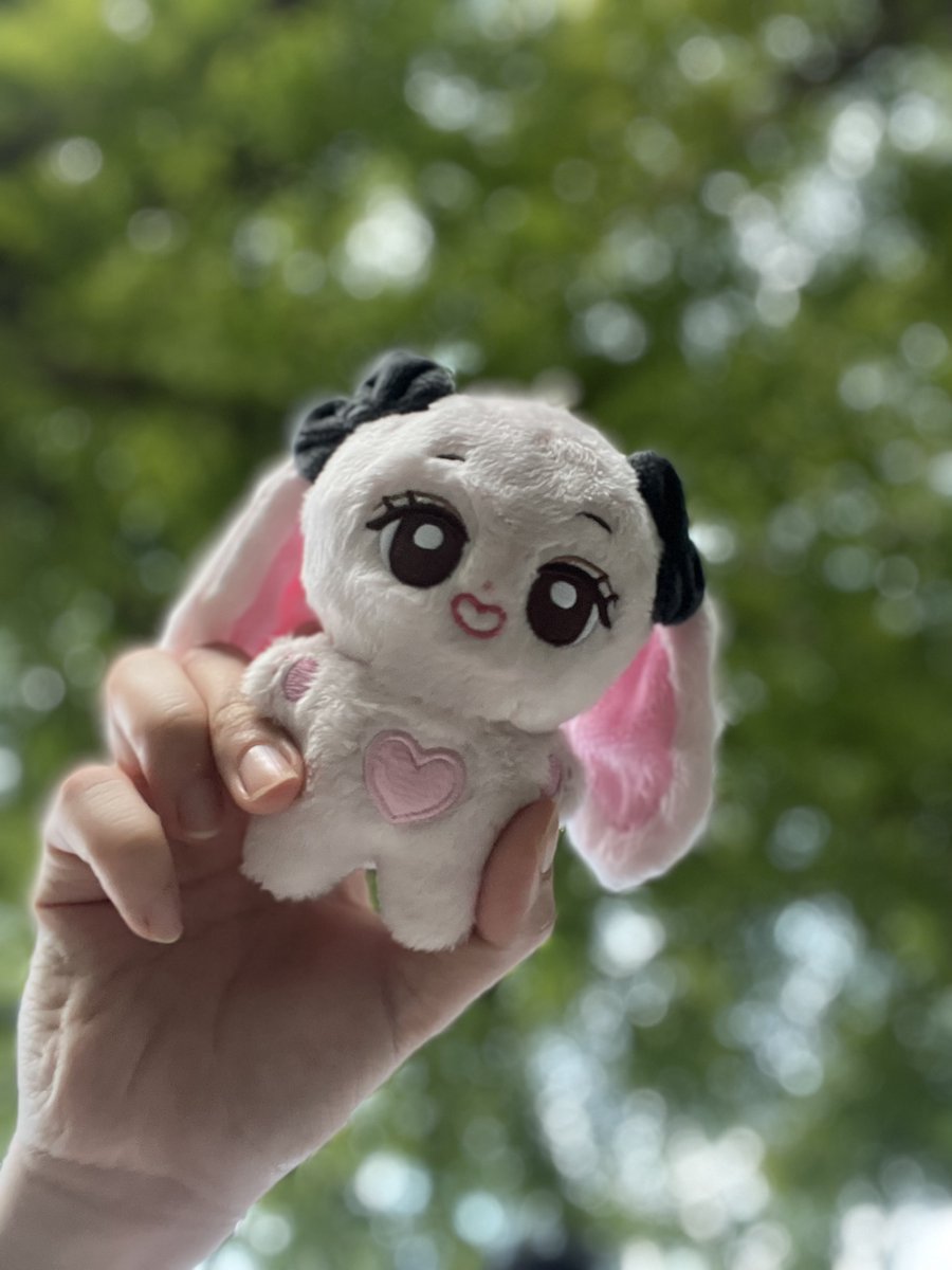 삼깽이와 산책 🌿🐰
삼깽이를 데리고 산책했어요
풀과 꽃과도 잘어울리죠?