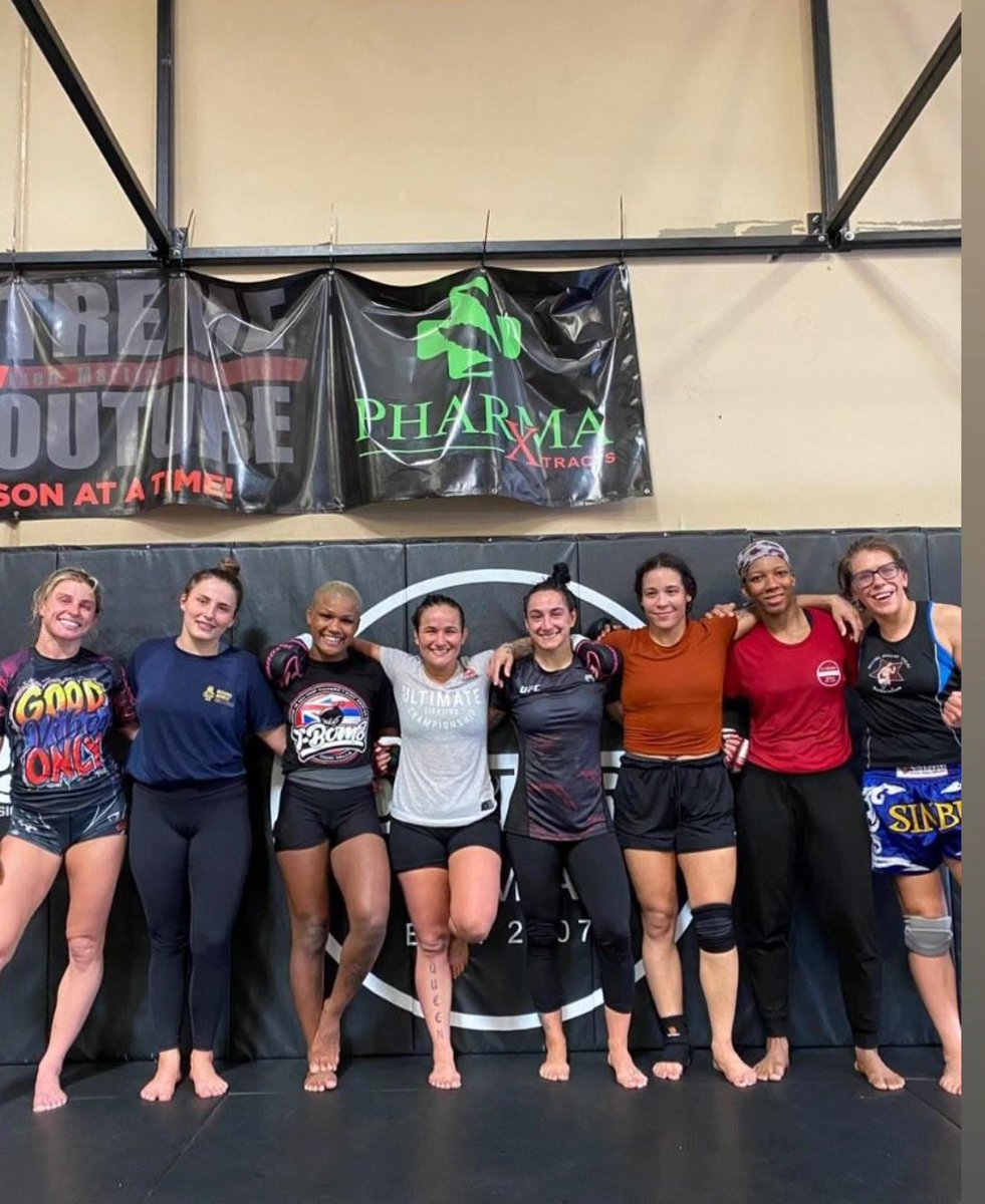 SerenaSouthpaw's tweet photo. Sparring was fun today. It's nice to be able to finally hold my own and get back to it against some great gals @XC_MMA 😁🦖🤠

#mma #striking #muaythai #boxing #grappling #wrestling #bjj #southpawoutlaw #reenzilla https://t.co/3UPhyrIOsT