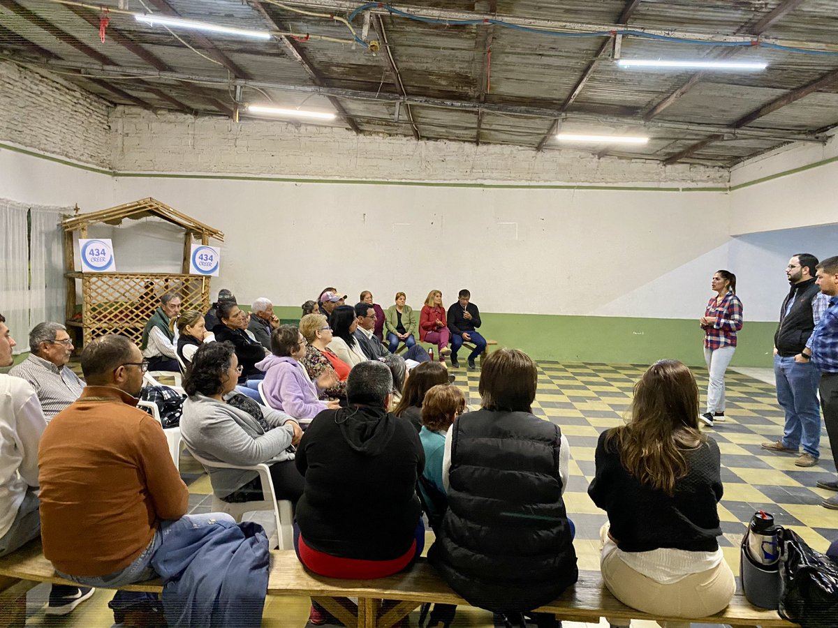 facumarziotte's tweet photo. ¡LA VILLA QUIERE CREER! 🙌🏼 😃

Esta noche tuvimos una muy linda reunión con vecinos de Villa Constitución de la mano de nuestro referente Jonatan De Melo.
¡Gracias por la confianza y la buena recepción de siempre! https://t.co/H7a5Tp7stO