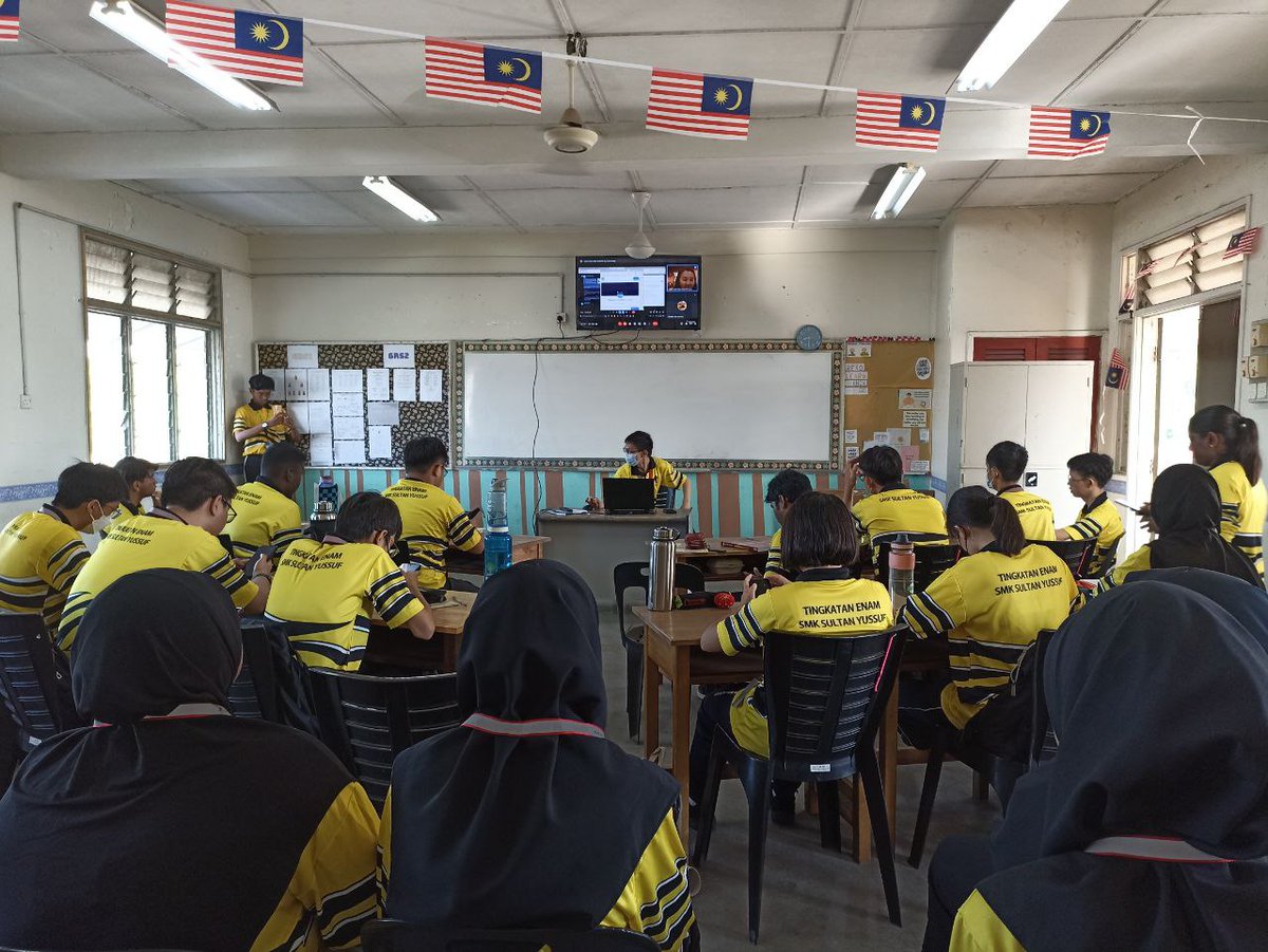 cheeyenny's tweet photo. Even though on MC, class goes on. Gmeet with students and shared abt Wakelet as these are my new students (lower six).
#PAK21
#sysisthebest
#MUET
#formsix
@wakelet
#wakeletwave https://t.co/Xh3gpZqxcb
