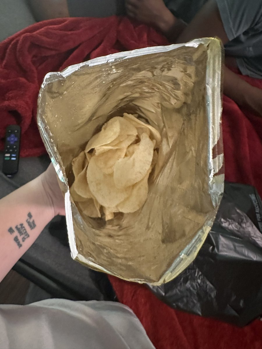 __jamielynn_'s tweet photo. @LAYS  stop filling our bags with air🫠 https://t.co/4hCcBra9yB