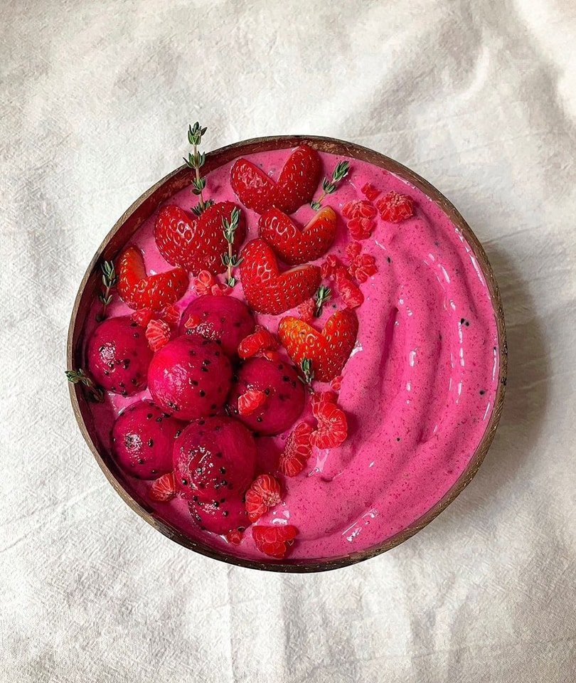 strawberry &amp; dragonfruit smoothie bowl