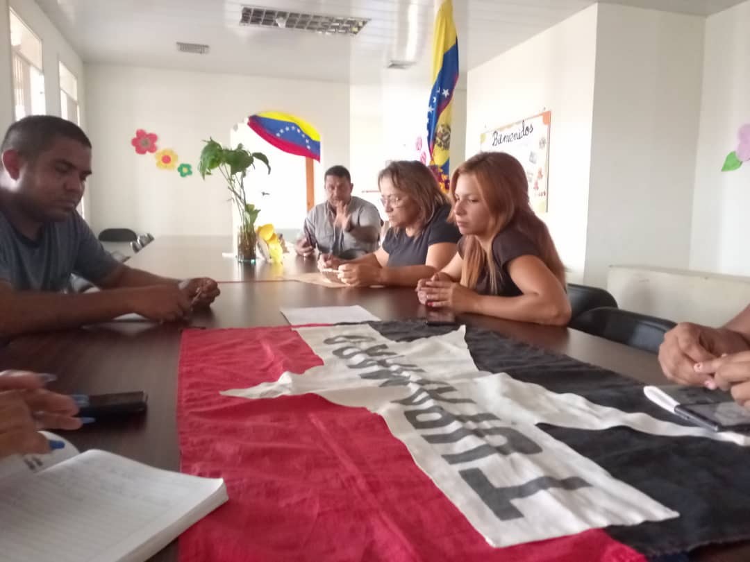 AnzoateguiMrt3's tweet photo. “La conciencia es el resultado del conocimiento; por eso hay que estudiar, leer y analizar mucho”
Hugo Chávez 

En pro del fortalecimiento de nuestros cuadros #TUPAMARO Pariaguan realiza círculos de Estudios y planificación concatenando el  trabajo y estudio.

#InnovarParaCrecer https://t.co/f8tTTLbL7E