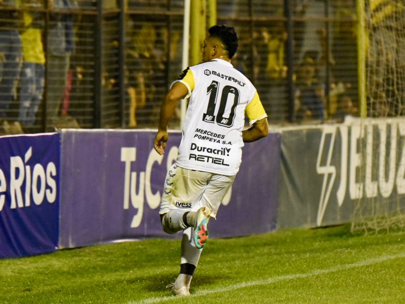 EL 10 JUGÓ DESNUDO, HAGAN ALGO 
💛🖤