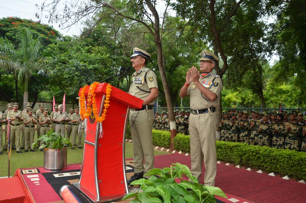 77 वें स्वतंत्रता दिवस के अवसर पर श्री एस पी तिवारी, महानिरीक्षक, सहायक प्रशिक्षण केंद्र टेकनपुर ने ध्वजारोहण किया तथा उपस्थित सभी अधिकारियों , कार्मिकों तथा नव आरक्षक प्रशिक्षुओं को स्वतंत्रता दिवस की शुभकामनायें दीं ।
@BSFACYTEKANPUR 
<a href="/BSF_India/">BSF</a> 
<a href="/HarGharTirangaa/">Har Ghar Tiranga</a> 
#JaiHind
