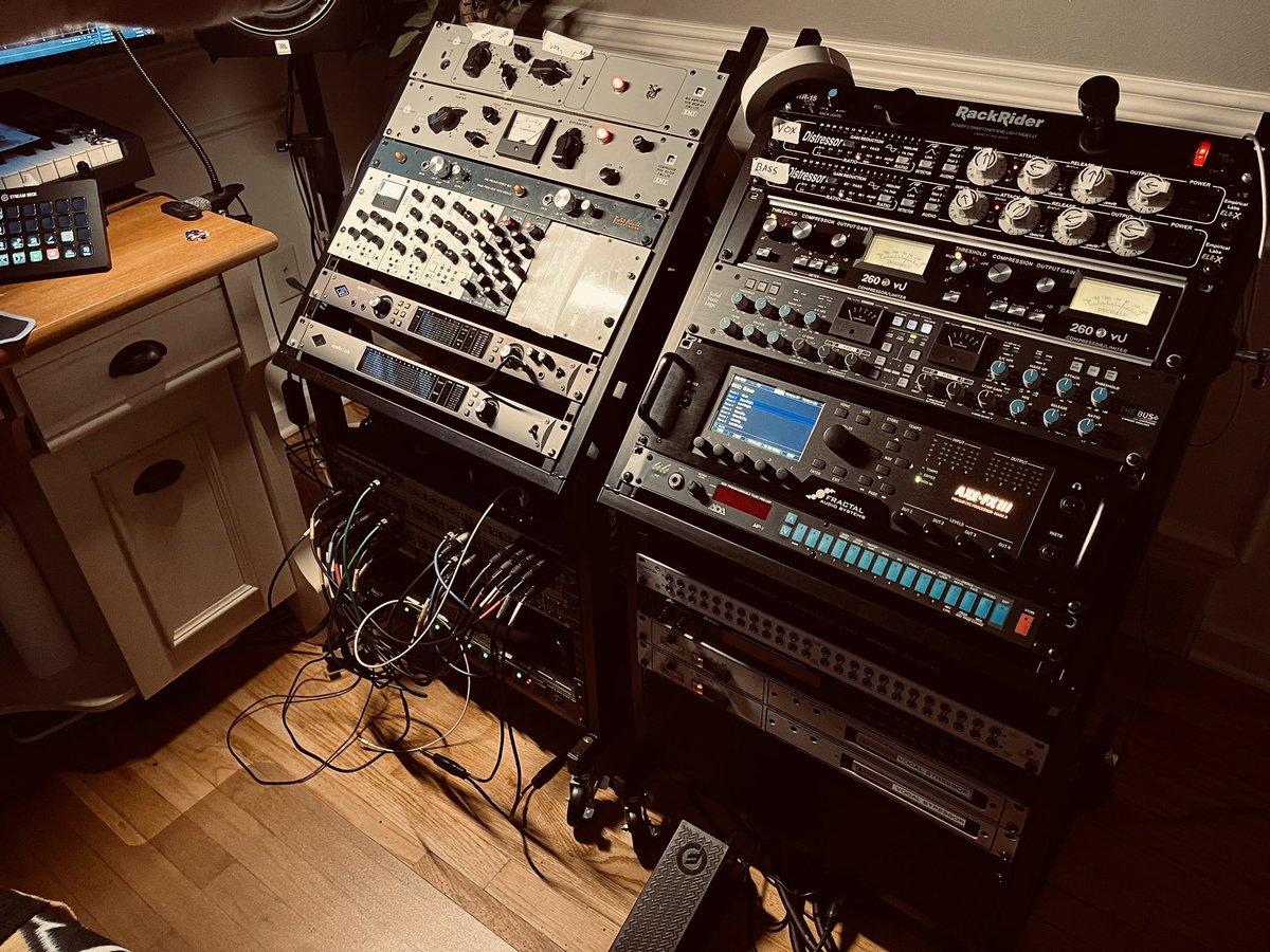 RipperFromYT's tweet photo. A couple months ago I decided to get my personal holy grail compressor. The @ChandlerLimited #RS124. I’m not regretting that choice. It’s phenomenal! #recordingstudio #producer #musicstudio #pittsburghmusicscene #neve #ssl #redd47 #pultec https://t.co/aF1mAAjC8W