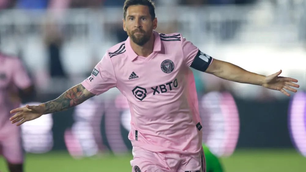 EiFSoccer's tweet photo. Miami’s 12 games before Messi:

13 goals scored ✅
25 goals conceded ❌
2 wins ✅
3 ties 🟡
8 losses ❌

Miami’s 6 games since Messi arrived:

20 goals scored ✅
7 goals conceded ❌
6 wins ✅

The 🐐 has completely transformed Miami https://t.co/y8PUBOjDcg