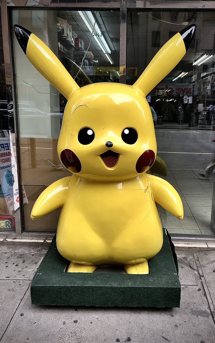 Strixite's tweet photo. There is something a bit unsettling about the #Pikachu outside J & L Game on 6th avenue 👀 BUT always a pleasure seeing all the awesome stuff inside the shop…Including a Boxed Japanese version of Pokemon BOX 👀 😱
Also all those Amiibo! 👀🤩
#Pokemon #NintendoFanBoy https://t.co/XSV1TQtpoh
